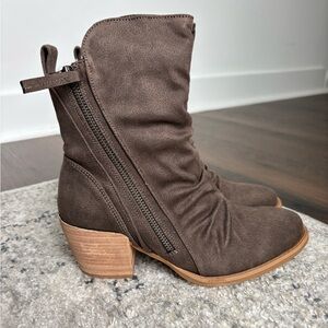 Very G Desiree Boot - Taupe